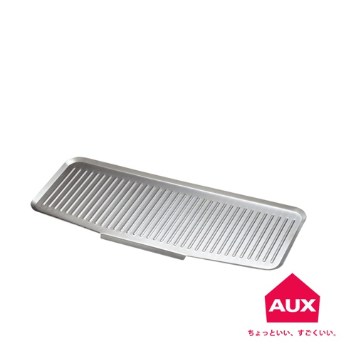 一個長方形的銀色排水式瀝水籃，表面有許多平行的溝槽，材質看起來是金屬。