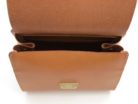 職人手作皮革屋瓦風兩用單肩包 (CW-3)，展現皮革原色與自然紋理，包身方形簡約，配有復古金屬鎖扣，設計精緻，質感優良。