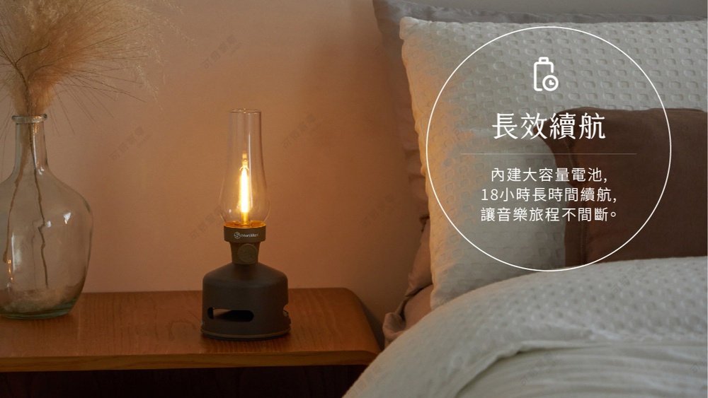 煤油燈造型藍牙音響，深棕色底座搭配透明玻璃燈罩，內部LED燈發出暖黃色光芒。