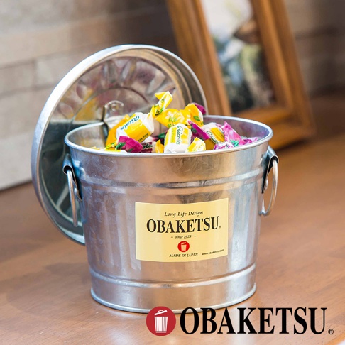 OBAKETSU 手工製多功能迷你桶，內裝各式口味的糖果，桶身貼有品牌標籤，上方是打開的桶蓋。