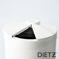 白色DIETZ 30公升自動感應靜音垃圾桶，頂部有可開合的白色蓋板，內有黑色內桶，材質為塑膠。