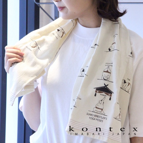 米白色長毛巾，印有相撲選手瑜珈姿勢的黑白圖案，材質輕薄透氣，有「KONTEXT IMABARI JAPAN」字樣。