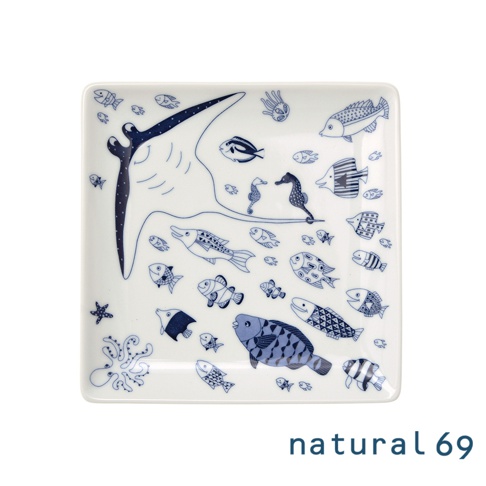 白色方形陶瓷餐盤，印有藍色線條描繪的海洋生物，包括一隻大型魟魚、多種魚類、兩隻海馬、一隻章魚和兩隻水母。