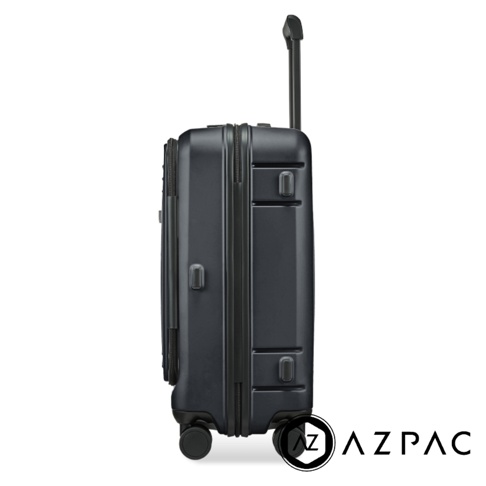 從側視角度展示的AZPAC 25吋前開口煞車行李箱，採用深灰色硬殼設計，具備延伸拉桿與多向輪。行李箱側邊設有防撞腳墊與拉鍊開口設計，右下方印有AZPAC品牌標誌。