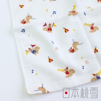 白色紗布毛巾，印有「小小馬戲團」圖案，內容包含穿著紅色衣服、頭戴派對帽、手持黃色旗幟或吹奏黃色喇叭的松鼠，以及紅色與黃色相間的帳篷和音符圖案。