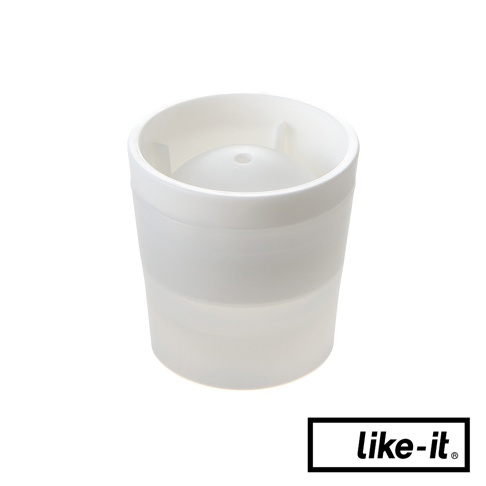 白色透明的威士忌冰球製冰盒，由塑膠材質製成，包含一個圓形的冰球模具，整體設計簡潔實用。