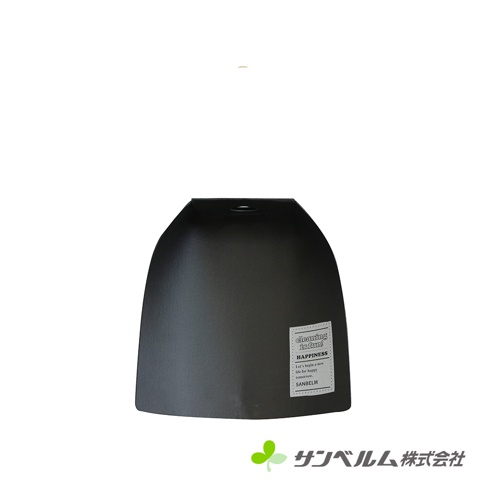 一個黑色的桌面垃圾畚箕，上方設有圓孔方便掛置，正面貼有寫著 cleaning is fun 與 HAPPINESS 字樣的長方形標籤，下方角落處印有 Sanbelm 的綠色四葉草品牌標誌。