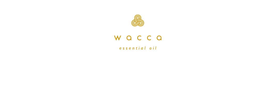 佐賀楠木精油 (5ml) 品牌標誌，金色線條勾勒的無限符號，下方為金色字體「WACCA」及「essential oil」。