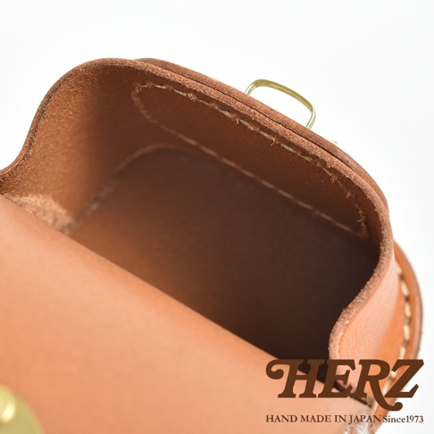 職人手作皮革耳機收納包 KF-4，採用天然皮革材質，呈現溫潤的棕色調，內裡為絨面材質，外觀簡約，配有金屬扣環。