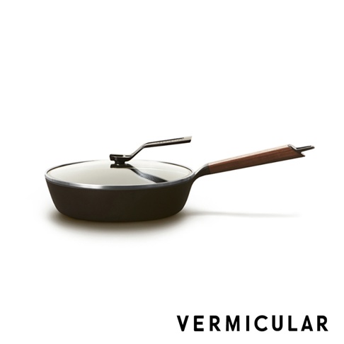 日本製24cm琺瑯鑄鐵深鍋，搭配透明玻璃鍋蓋及木紋手柄，鍋身呈現深色。