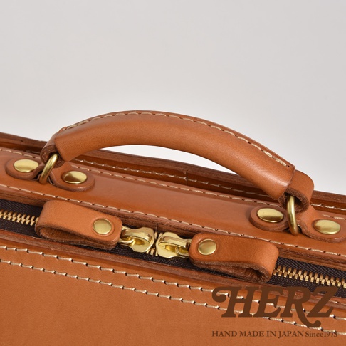 職人手作皮革商務電腦後背包 R-25，使用 tan 色皮革製作，帶有精緻縫線與金色拉鍊。