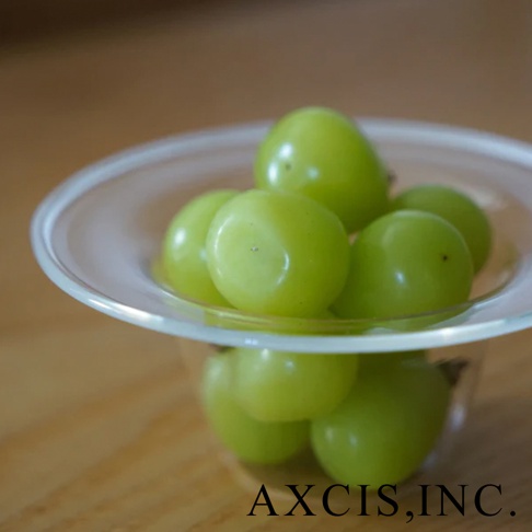 lykke 清透玻璃深型點心碗，碗內盛有數顆綠色葡萄，碗身為透明玻璃材質，呈現簡約深型設計。