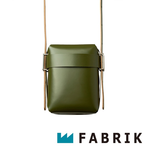 FABRIK 綠色皮革迷你斜背包，附可拆式皮革背帶，頂部有皮帶扣設計