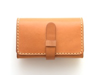 職人手作皮革經典名片收納夾，腰帶版。淺棕色牛皮材質，手工縫線，帶有皮革搭扣。