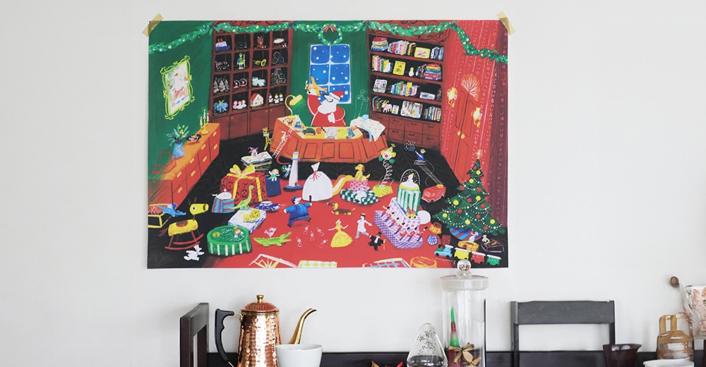 無框帆布藝術海報，描繪聖誕老人在充滿玩具的房間裡，四周有聖誕樹、禮物、書架及各種玩具，色彩繽紛，風格童趣。