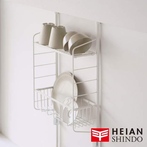 平安伸銅廚衛兩用收納籃架 SPL-4WH，白色網架上層放置了多個淺色杯子，下層有兩個淺盤和一個較小的淺盤。