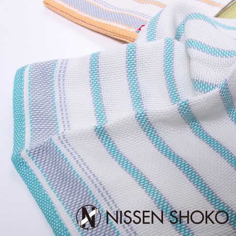 Fucoca. fish 今治純棉抗菌防臭廚房擦拭巾，白色織物上帶有藍綠色、灰色和黃色條紋，材質為純棉，織紋清晰，質地細膩。