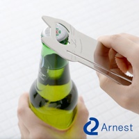 銀色金屬貓咪造型開罐器，正在開啟綠色玻璃瓶的瓶蓋。