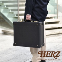 職人手作黑色皮革英倫風便攜手提行李箱，配有金色鎖扣和邊角裝飾，款式簡約大方，適合商務人士攜帶。