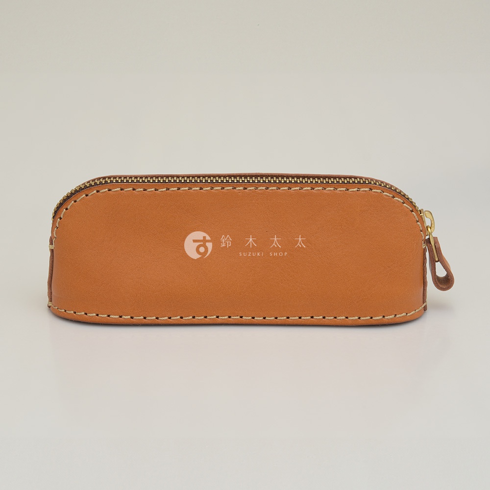 職人手作皮革三角弧形收納筆袋，採用棕褐色皮革製成，配有黃銅色拉鍊及同色系縫線，袋面中央印有品牌標誌。