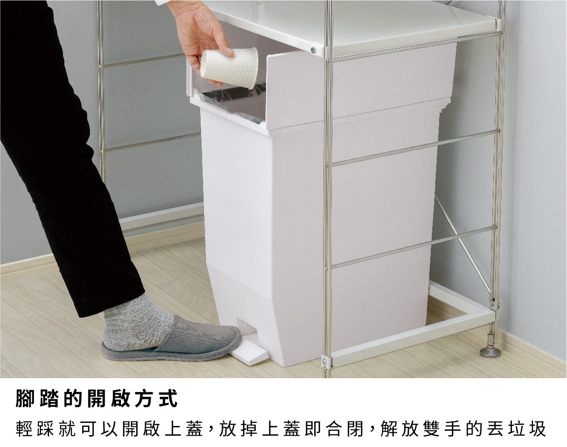 SOLOW 35L 踩踏式對開分類垃圾桶，白色塑膠材質，置於金屬支架內，一人正用腳踩踏垃圾桶打開上蓋，並用手將紙杯丟入。