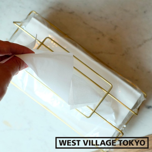 黃銅金屬材質的收納面紙盒，盒身為簡潔的線條設計，內有白色面紙。