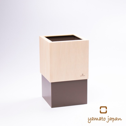 手作積木垃圾桶，上方為淺木色方形木質外殼，內部為深色，下方為方形深棕色外殼，簡約設計。