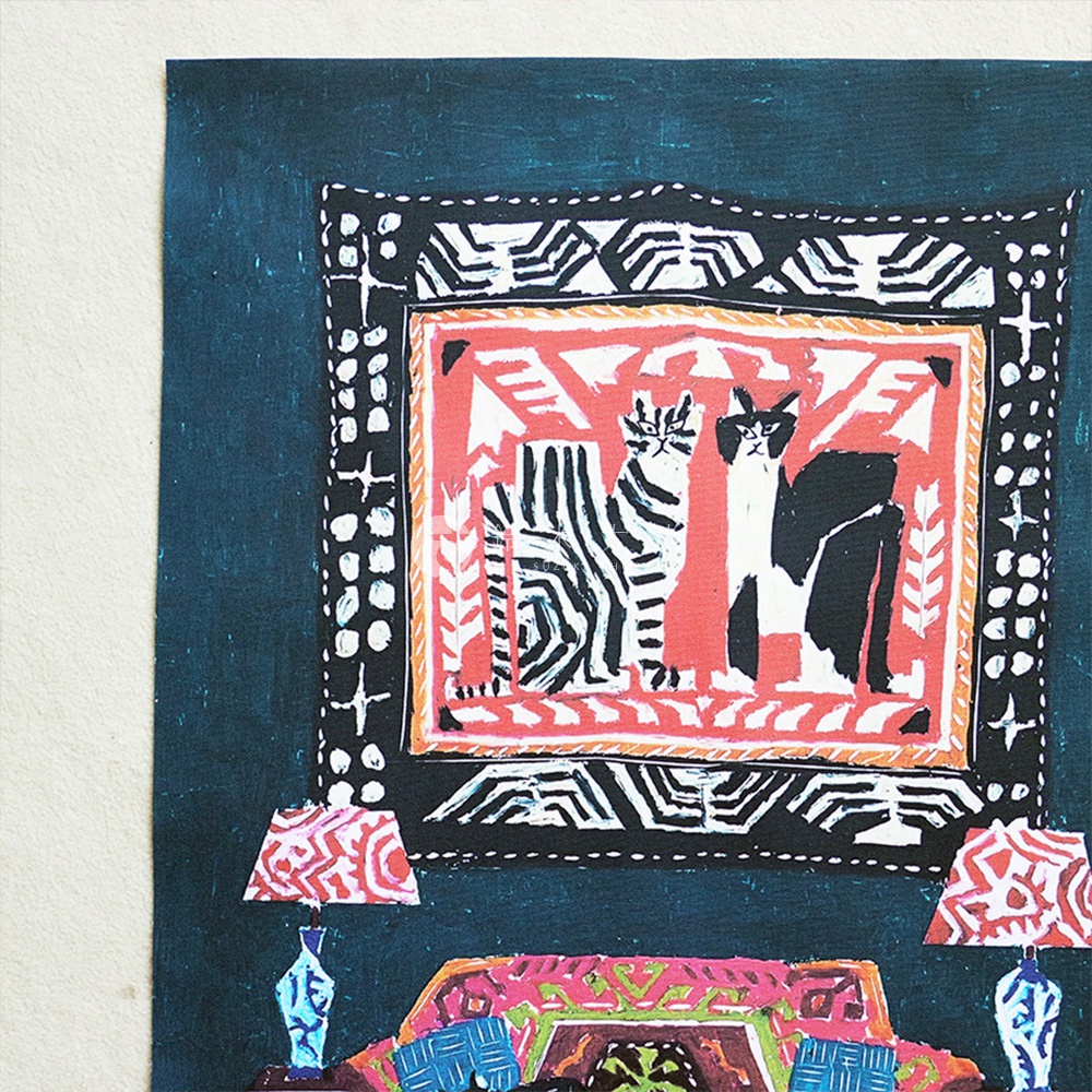 無框帆布藝術海報，描繪一幅掛毯，上面有兩隻貓咪，一隻是虎斑紋，另一隻是黑白相間。背景為深藍色，掛毯周圍有黑白幾何圖案裝飾。畫面下方有兩盞燈，燈罩印有紅色幾何圖案。