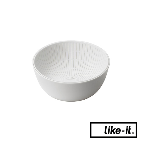 白色簡約雙層瀝水籃，採用PP材質，內層為帶有密集放射狀孔洞的濾網，外層為實心碗狀，可分離使用，用於清洗和瀝乾食材。