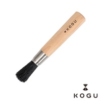 KOGU 珈琲考具 的原木柄咖啡用具清潔毛刷，採用櫸木握柄和豬鬃毛刷毛，刷毛長3.5公分。
