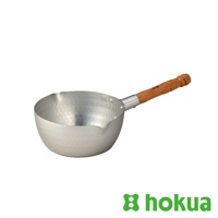 銀色槌目紋鋁製雪平鍋，鍋緣有傾倒口，配有木製手柄。