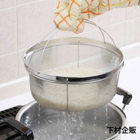 一個裝有細麵條的不鏽鋼深型濾網籃，由戴著橘白格紋隔熱手套的手提起，濾網籃正從裝有沸騰水的鍋中傾倒水分。