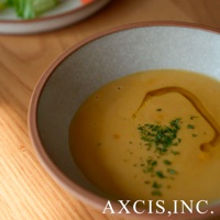 PURE 素燒百搭陶瓷沙拉碗，內有金黃濃湯、淋有橄欖油並撒上香草碎，碗身外圍呈現大地色調的陶瓷質感。