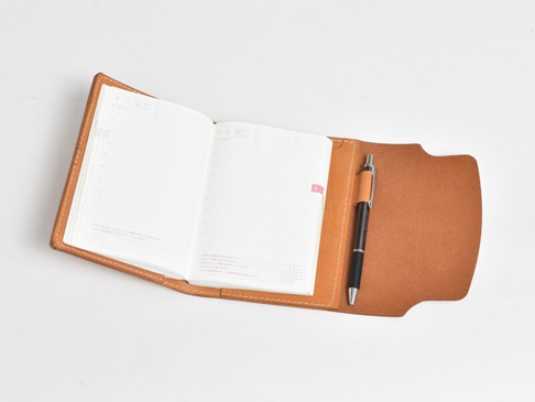 職人手作皮革A6記事本書套，淺棕色，附一支黑色筆，書套內含一本筆記本。