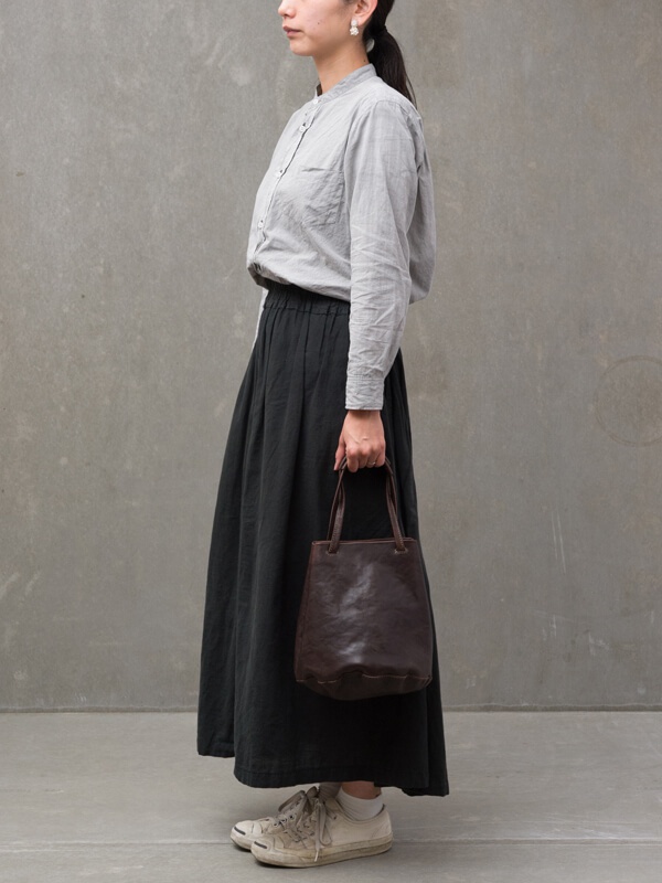 職人手作皮革Organ抽繩肩背手提托特包 (G-84) M，深棕色皮革，方形包身，兩條細長皮革提把，可肩背或手提。