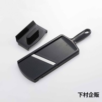 黑色超薄切高麗菜刨絲器，附有一個黑色的推料器。刨絲器為長方形，帶有手柄，表面有細密的刨絲紋路和一個銀色刀片。