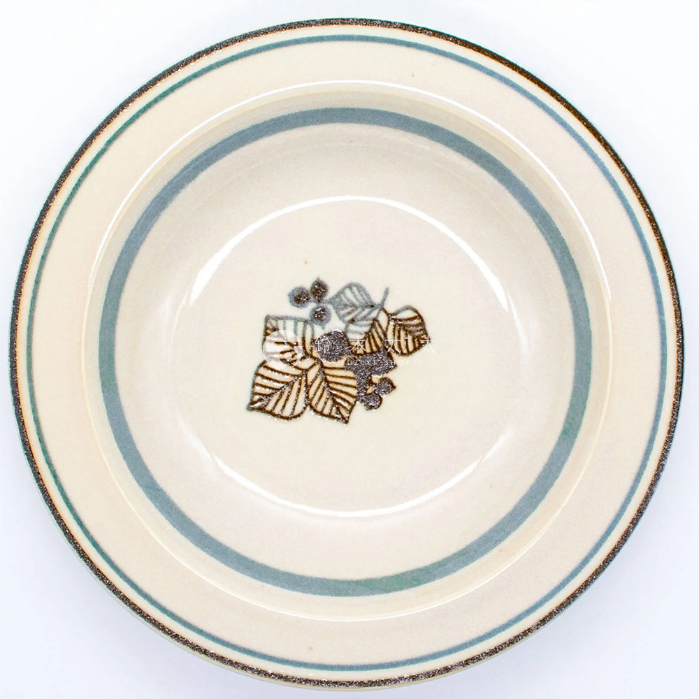 米色美濃燒深盤，盤底繪有葉紋及漿果圖案，盤緣有兩圈淺藍色條紋，外圈為帶有細微紋理的深色邊緣。