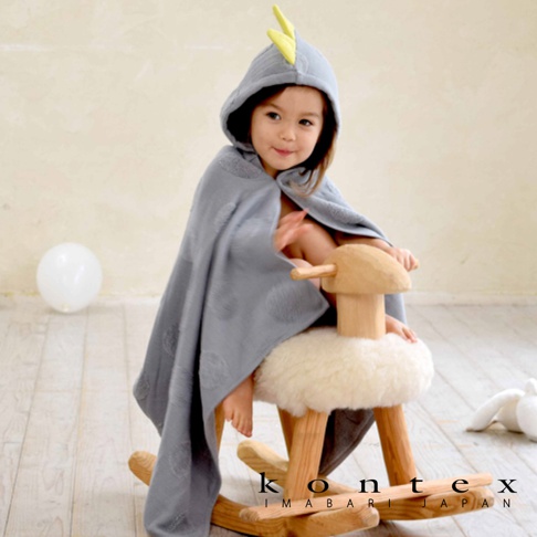 今治純棉兒童連帽浴巾，灰色，帶有小恐龍造型的黃色裝飾。浴巾上有圓形紋飾，材質柔軟親膚，適合嬰幼兒使用。