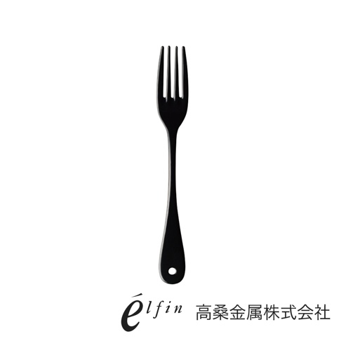 日製黑琺瑯餐叉，簡約設計，四叉式，黑色琺瑯塗層，握柄末端有掛孔，品牌標誌清晰可見。