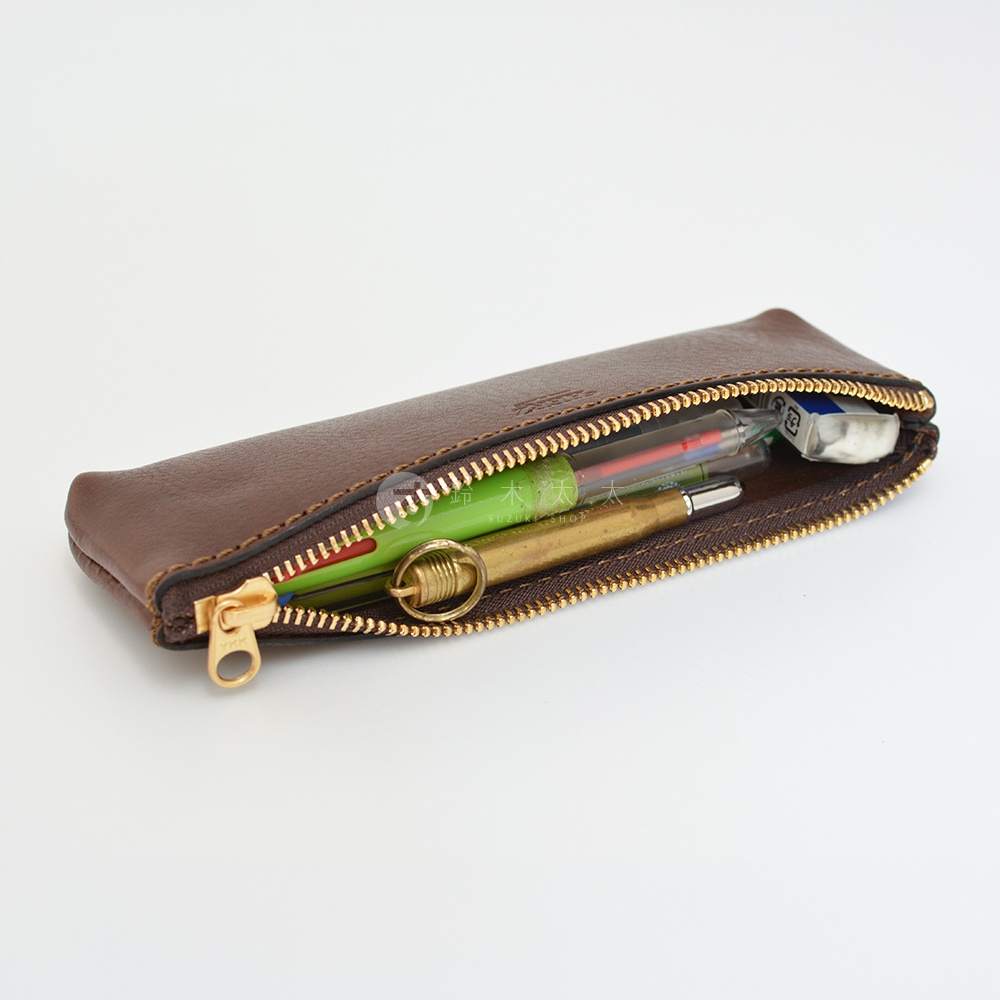 職人手作皮革經典收納筆袋 KP-25，咖啡色皮革材質，拉鍊開口，內含多色筆、筆芯與橡皮擦，金色拉鍊與拉環。