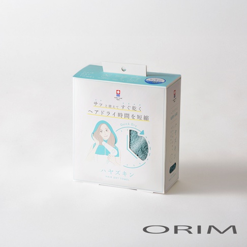 今治吹髮專用吸水桑拿風頭巾盒裝，盒面印有女性吹髮圖案及日文說明，材質為柔軟吸水毛巾布，顏色為淺藍色，盒裝側面印有品牌標誌。