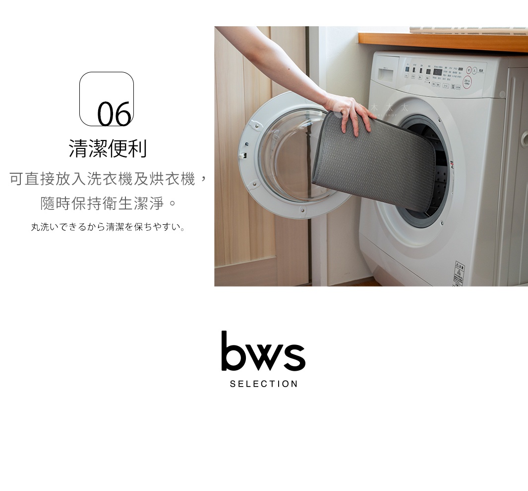 灰色可折疊收納瀝水墊，表面有細小的菱形紋路，一隻手將其放入滾筒洗衣機。