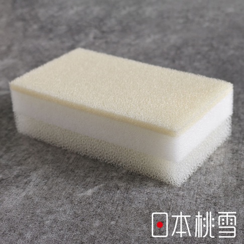 日本桃雪品牌的三層起泡洗碗海綿，上層為淺黃色細緻網狀海綿，中間為白色密集海綿，底層為較粗網狀白色海綿。