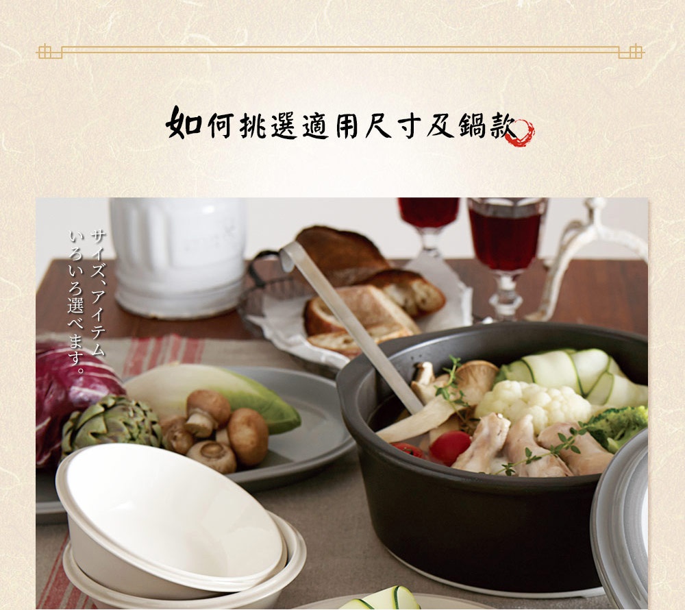 陶土湯鍋盛滿雞肉、花椰菜、櫛瓜等食材，鍋身為深灰色，鍋蓋為淺灰色。
