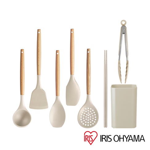 一套七件式廚房用具，包含湯勺、鍋鏟、飯勺、濾油勺、夾子、筷子及收納架，皆為淺米色矽膠材質搭配木紋手柄，整體風格簡約。