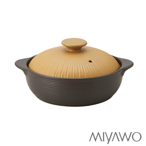 IH系列6.5號耐溫差陶土湯鍋，容量1.1L。鍋身為深灰色，帶有橫向紋理；鍋蓋為黃褐色，表面有放射狀凹槽，頂部有圓形把手及一個透氣孔。