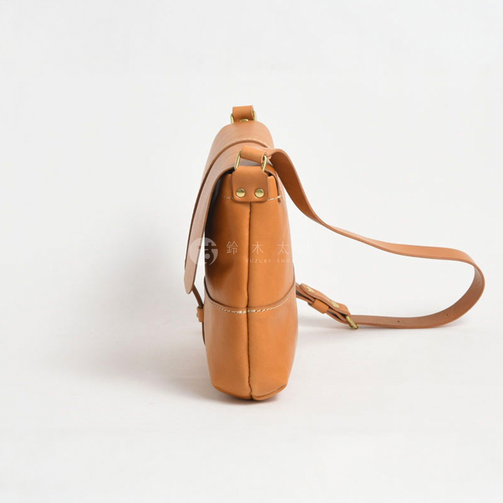 日本HERZ職人手作細扣帶馬鞍包 CK-3，棕色皮革材質，側邊視角拍攝，展示其精緻工藝。