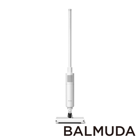 白色 BALMUDA The Cleaner 無線吸塵器，配有扁平吸塵頭和長直吸管，機身中央為圓柱形集塵筒，設有散熱孔和品牌標誌。