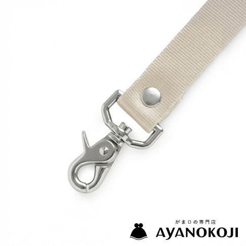 京都職人手作斜背包的卡其色寬版尼龍背帶，搭配銀色金屬掛鉤和調節扣，下方為「がま口の専門店 AYANOKOJI」的品牌標誌。