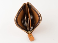 職人手作皮革分隔收納零錢包 (KK-1)，淺棕色皮革製成，拉鍊開合，內部有分隔，裝有硬幣，帶有金屬按扣的皮革拉環。